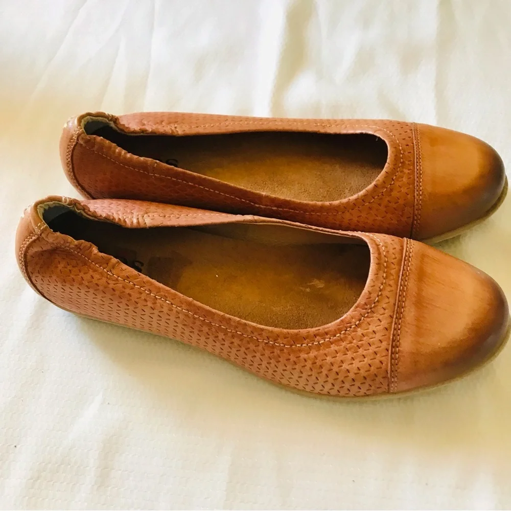 Taos Footwear Women's Tan Leather Perforated Ballet Flats